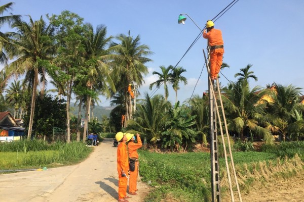 PC Bình Định thực hiện công trình thanh niên “Thắp sáng đường quê”